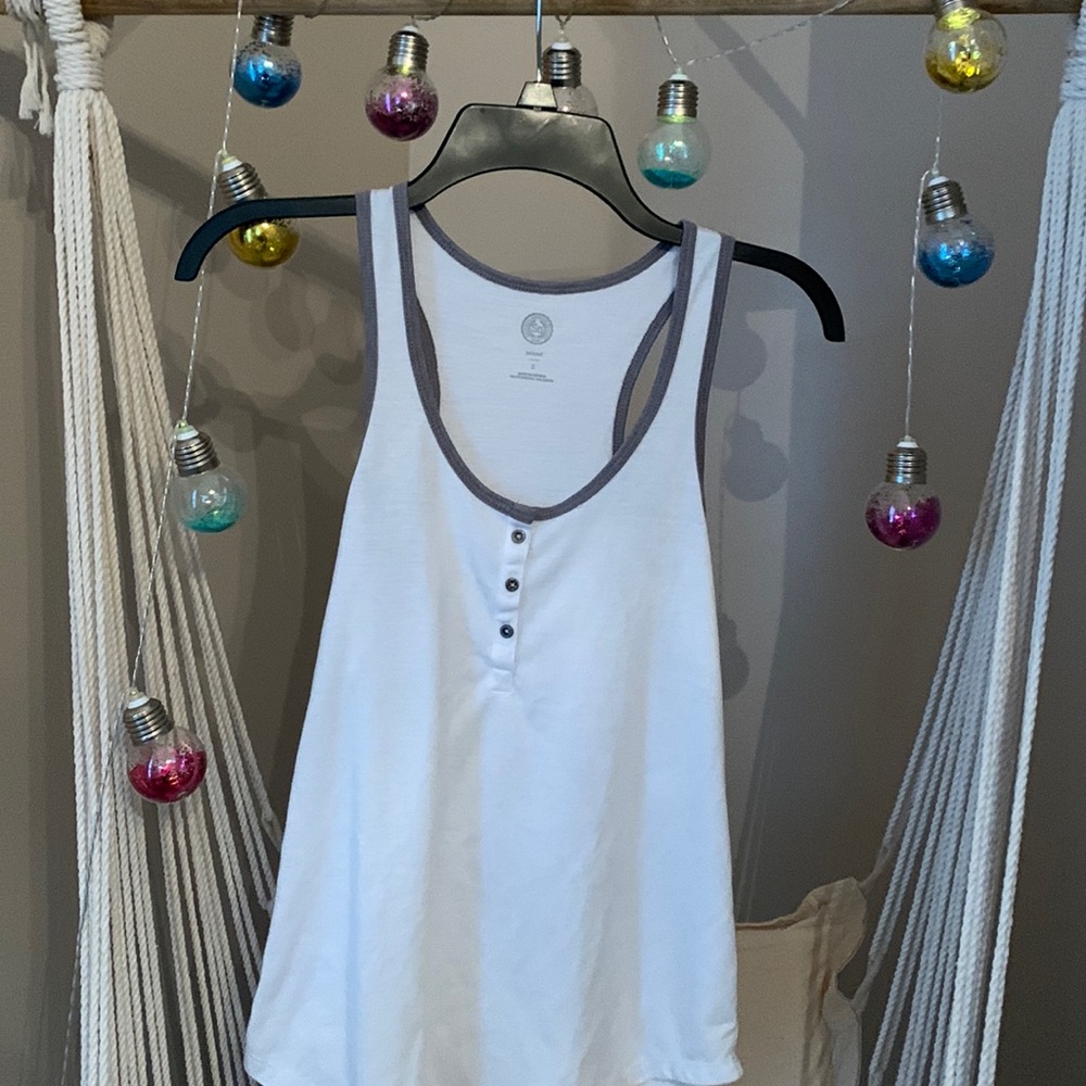 SO- Small white/ gray button tank